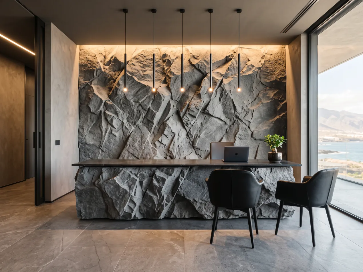 Recepción de despacho con mostrador y pared de roca gris esculpida, microcemento y lámparas colgantes, imagen generada con IA